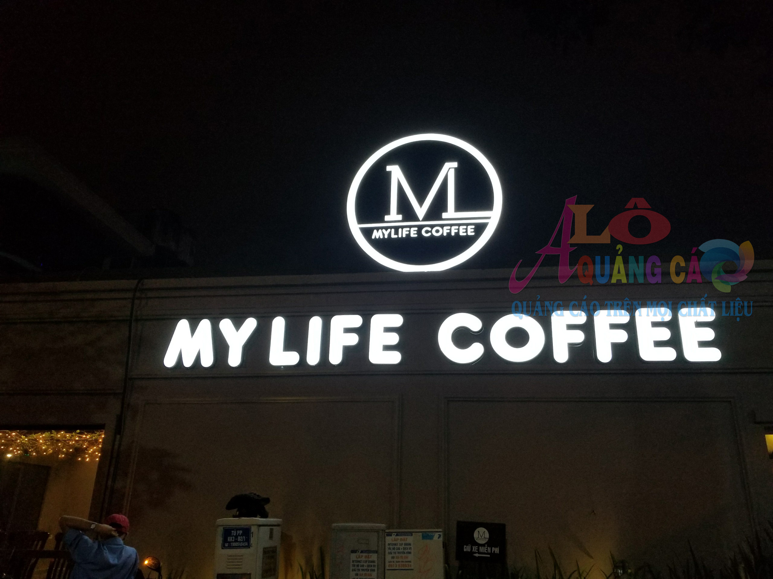 Thi công logo nổi mica led, chữ nổi mica led Mylife Coffee