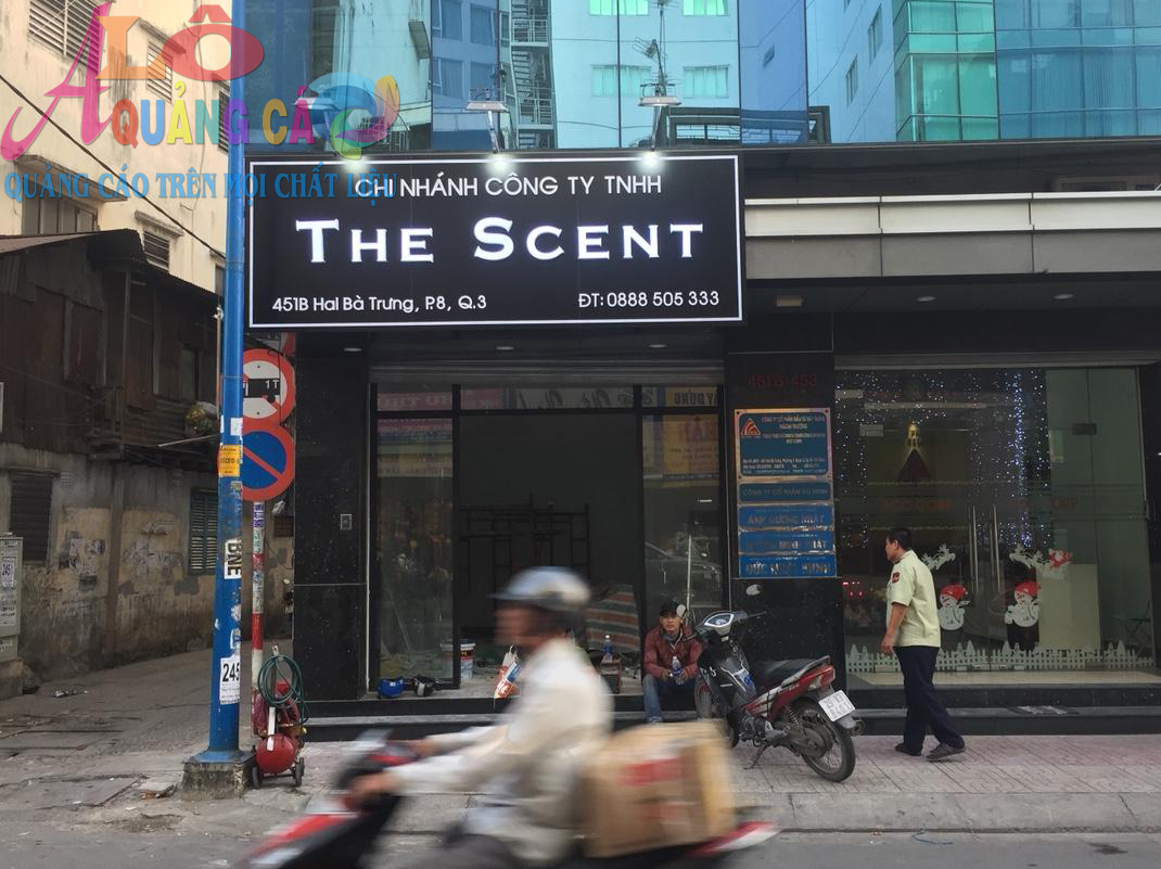 Thi công bảng alu chữ nổi mica led tại The Scent Shop Quận 3