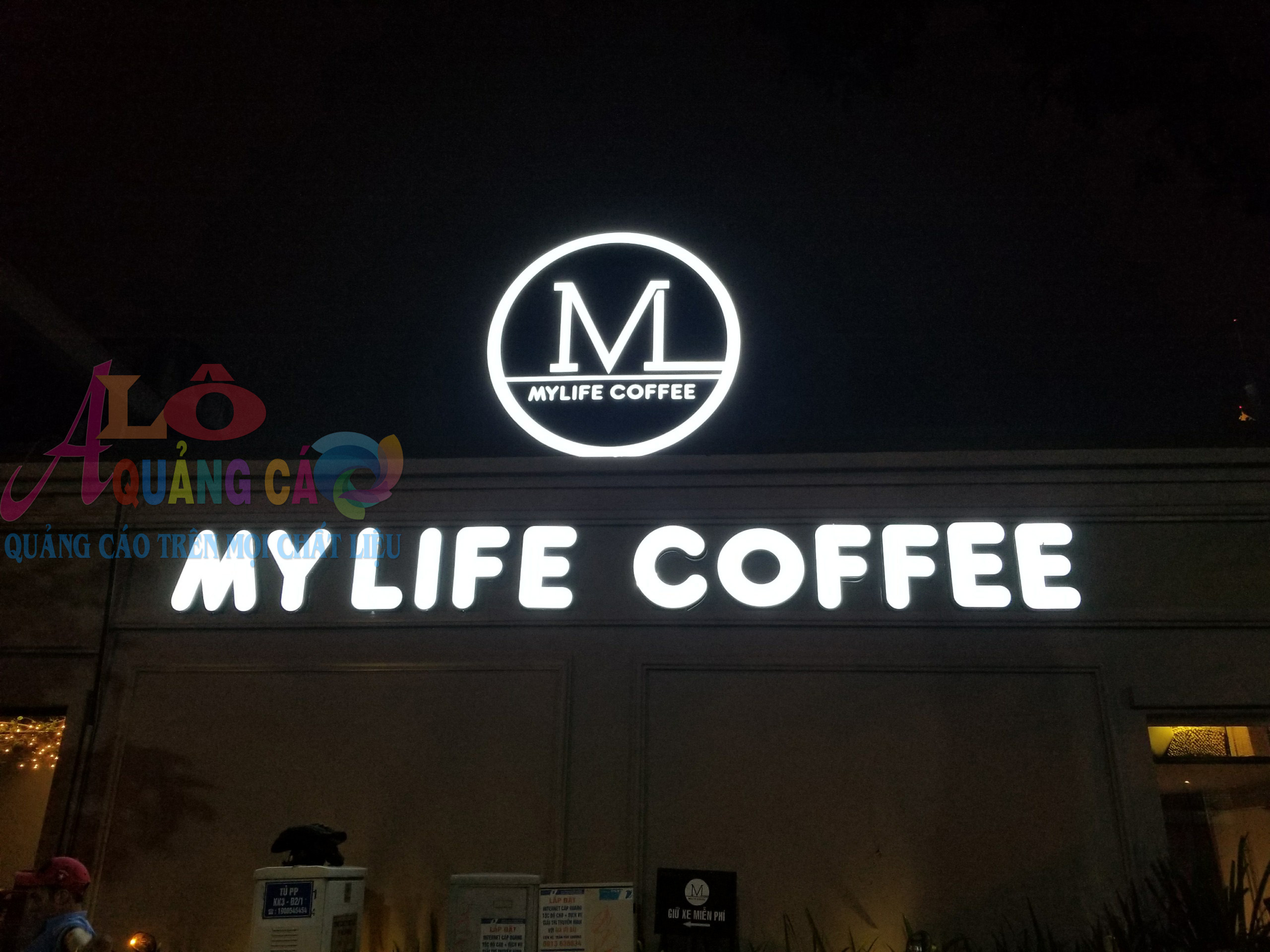 Thi công logo chữ nổi mica led Mylife Coffee